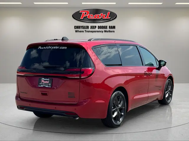 2027 Chrysler Pacifica Select photo 3