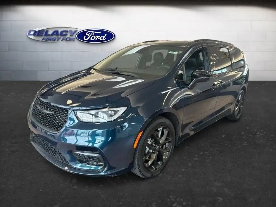 2025 Chrysler Pacifica Limited's photo