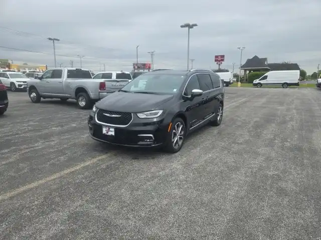 2026 Chrysler Pacifica Pinnacle AWD's photo