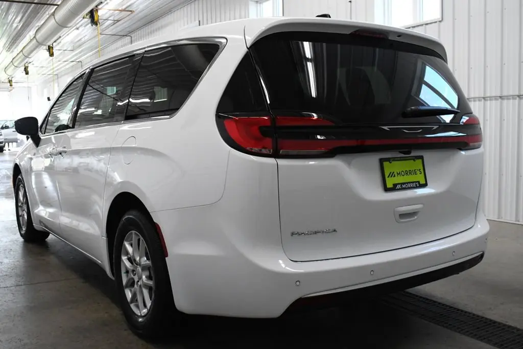 2027 Chrysler Pacifica Select photo 5