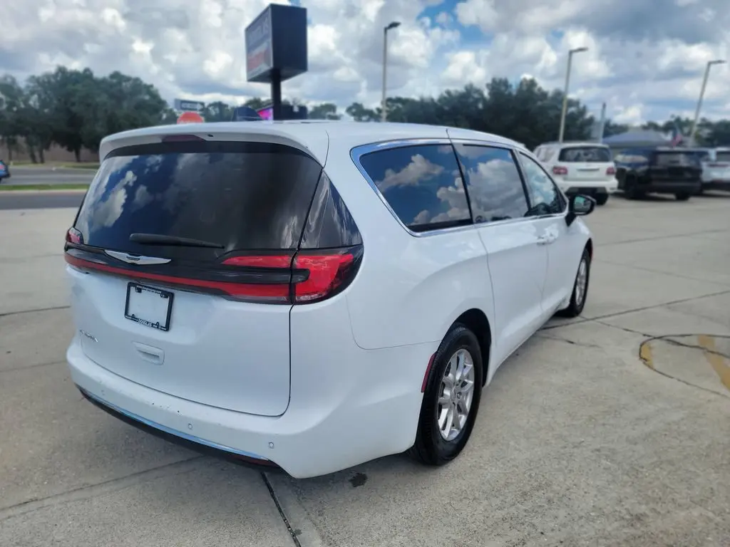 2025 Chrysler Pacifica Select photo 5