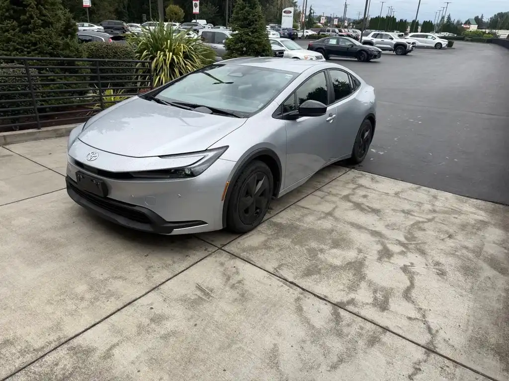 2025 Toyota Prius LE FWD's photo