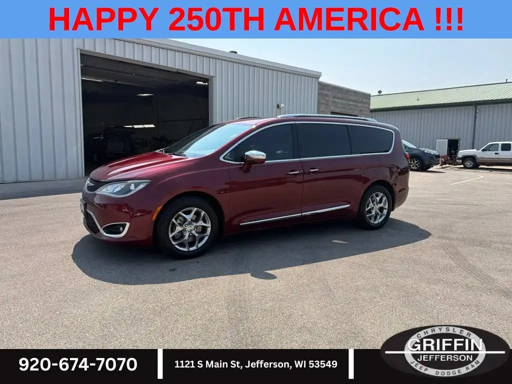 2017 Chrysler Pacifica Limited's photo