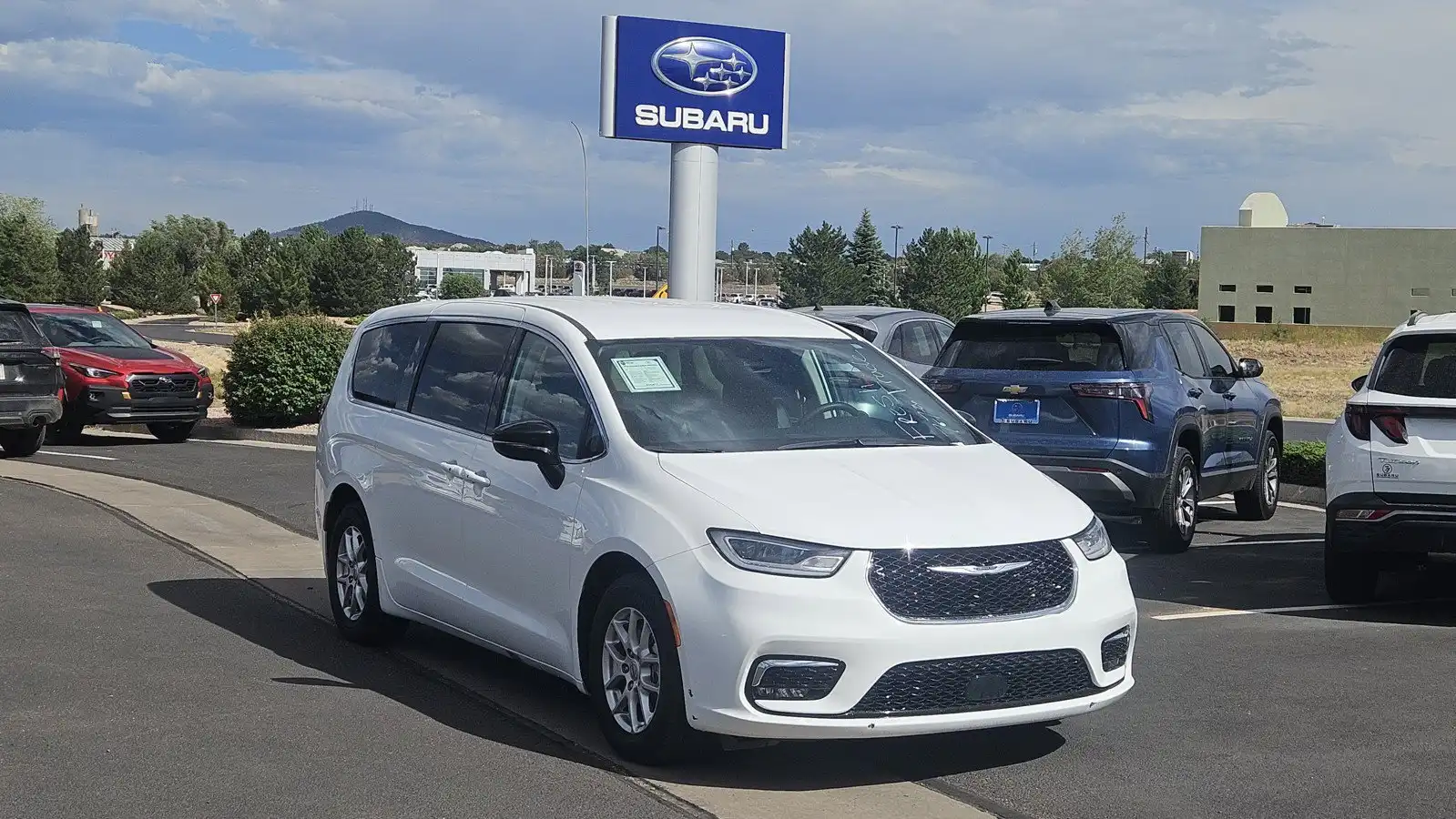 2024 Chrysler Pacifica Touring L's photo