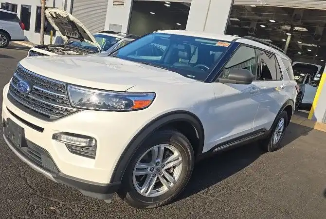 2023 Ford Explorer XLT RWD's photo