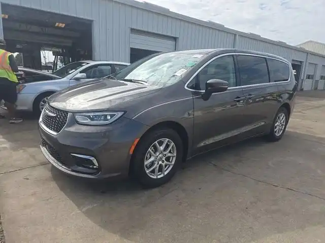 2023 Chrysler Pacifica Touring L's photo