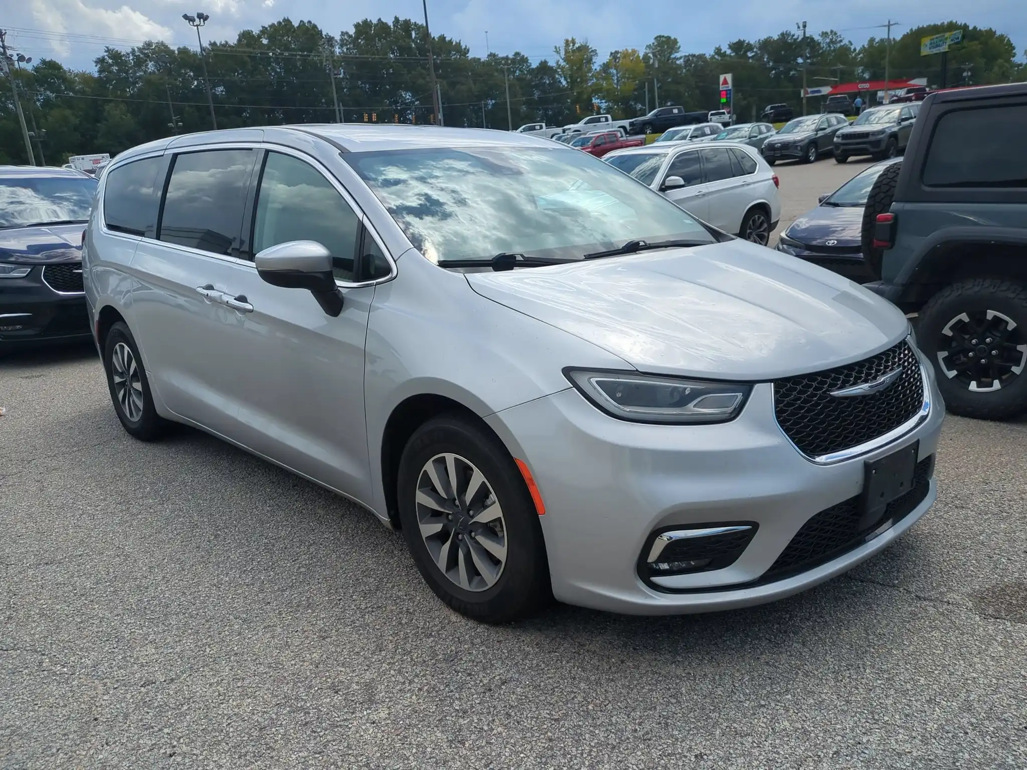 2023 Chrysler Pacifica Hybrid Touring L's photo
