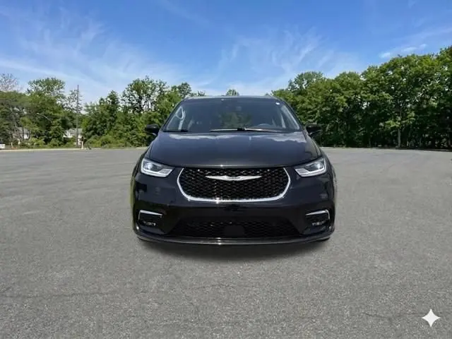 2023 Chrysler Pacifica Touring L AWD photo 3
