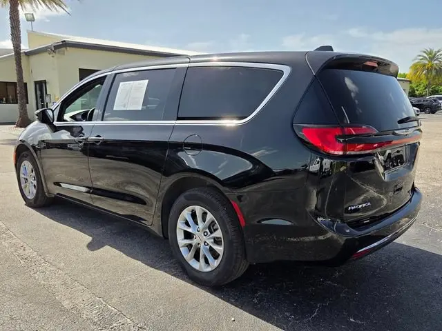 2025 Chrysler Pacifica Select AWD photo 5