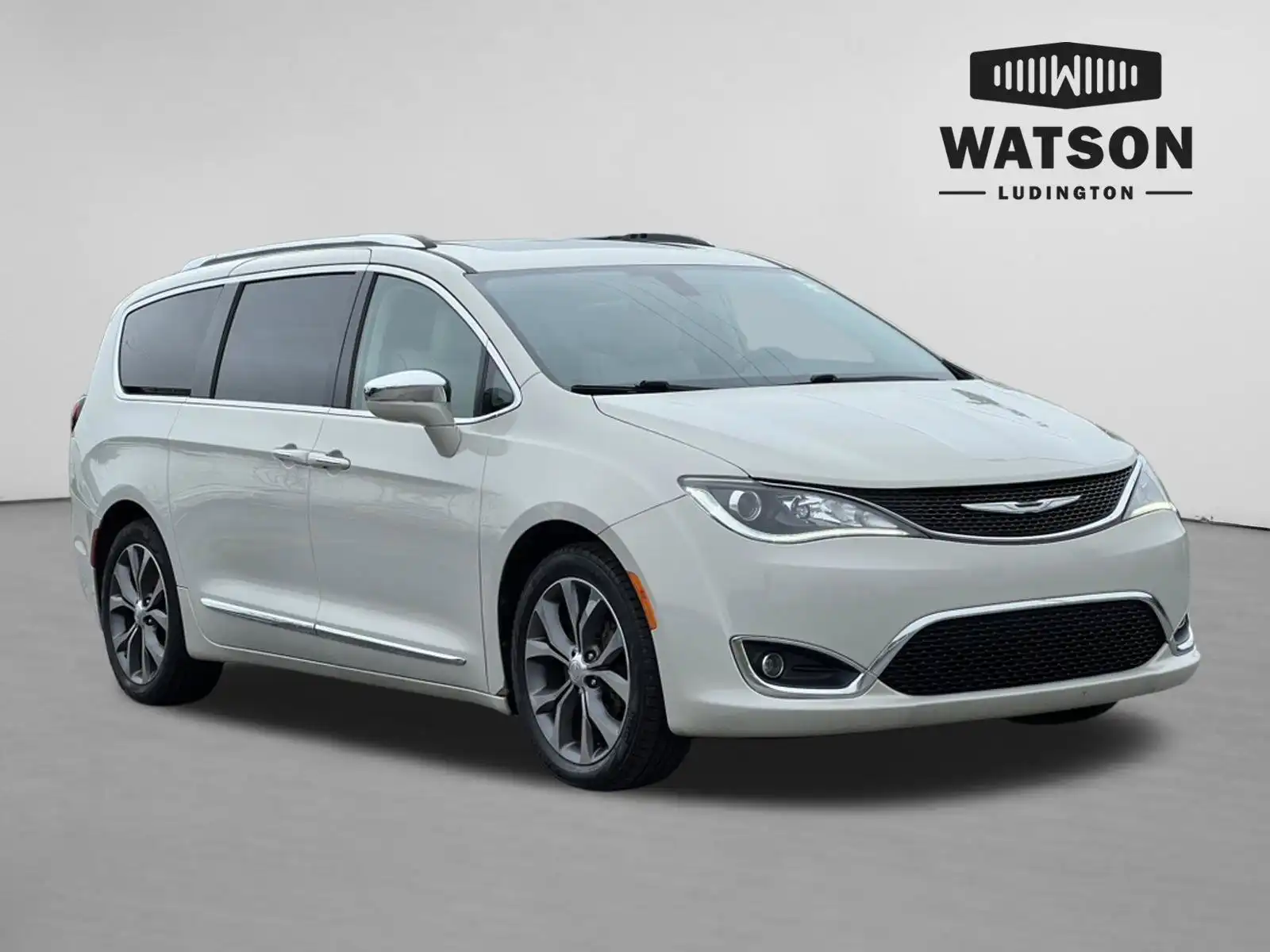 2017 Chrysler Pacifica Limited's photo