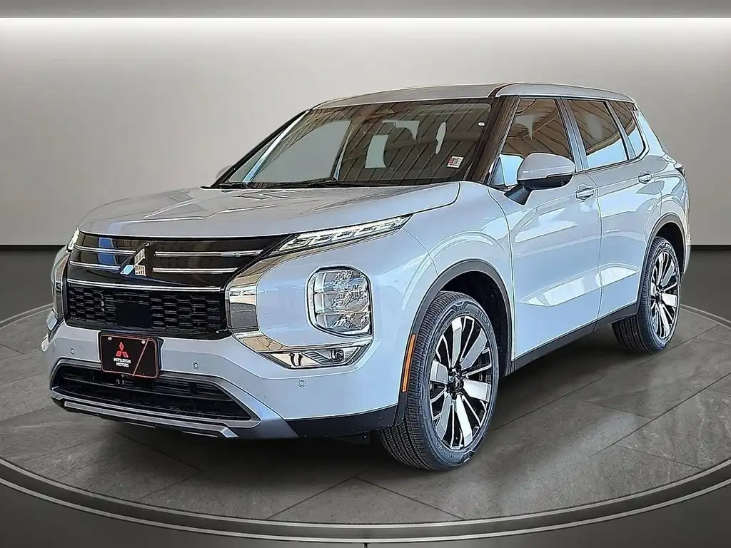 2026 Mitsubishi Outlander SE FWD's photo