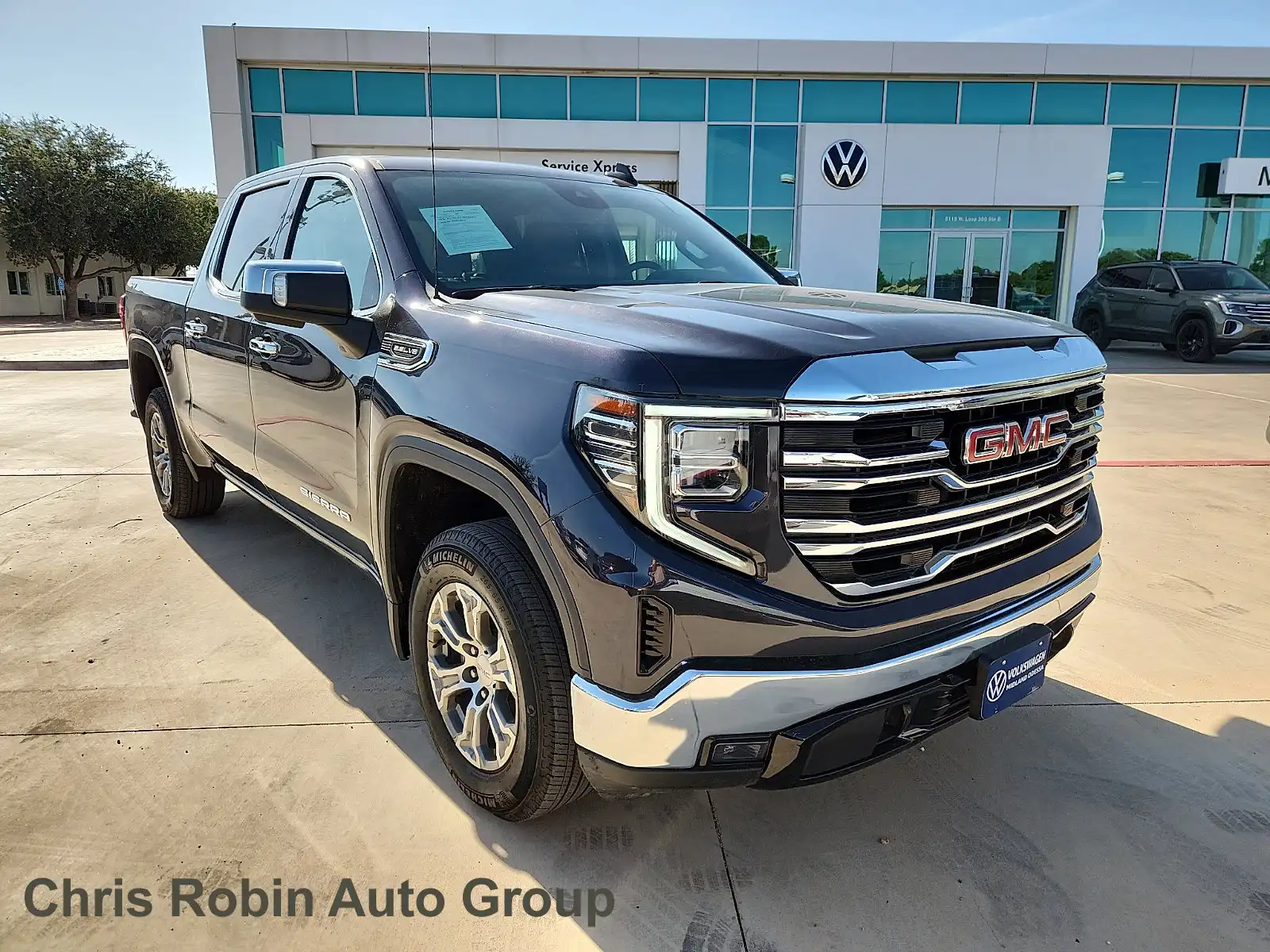 2025 GMC Sierra SLT 4WD Crew Cab Short Box's photo