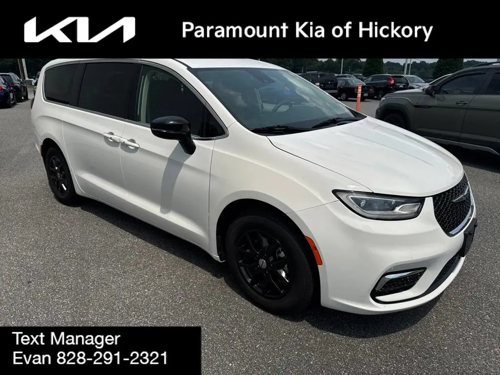 2024 Chrysler Pacifica Touring L photo 3