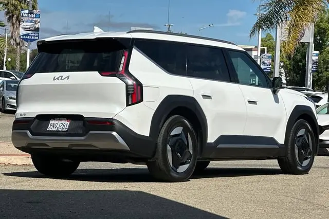 2024 Kia EV9 Wind AWD photo 4
