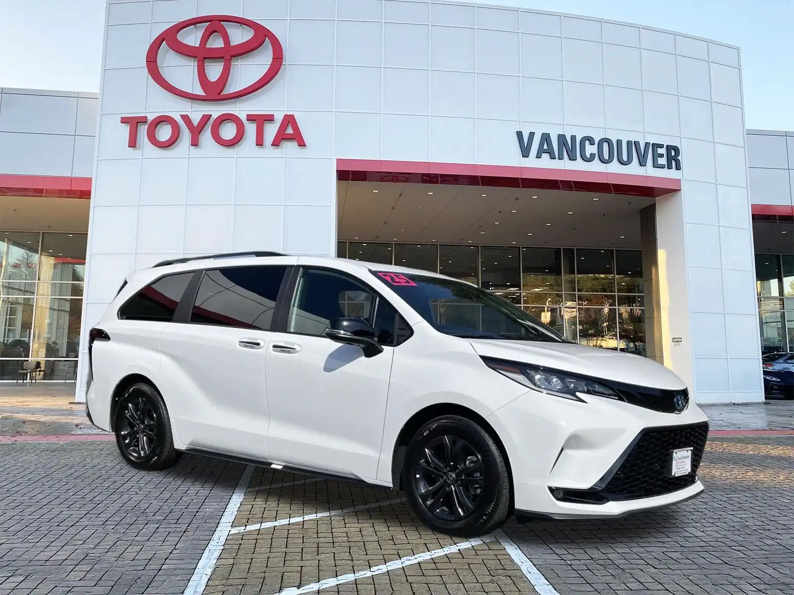 2025 Toyota Sienna XSE 7-Passenger Hybrid AWD's photo