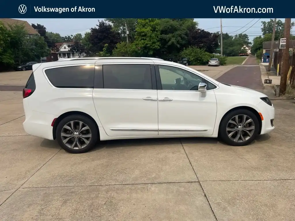 2019 Chrysler Pacifica Limited's photo