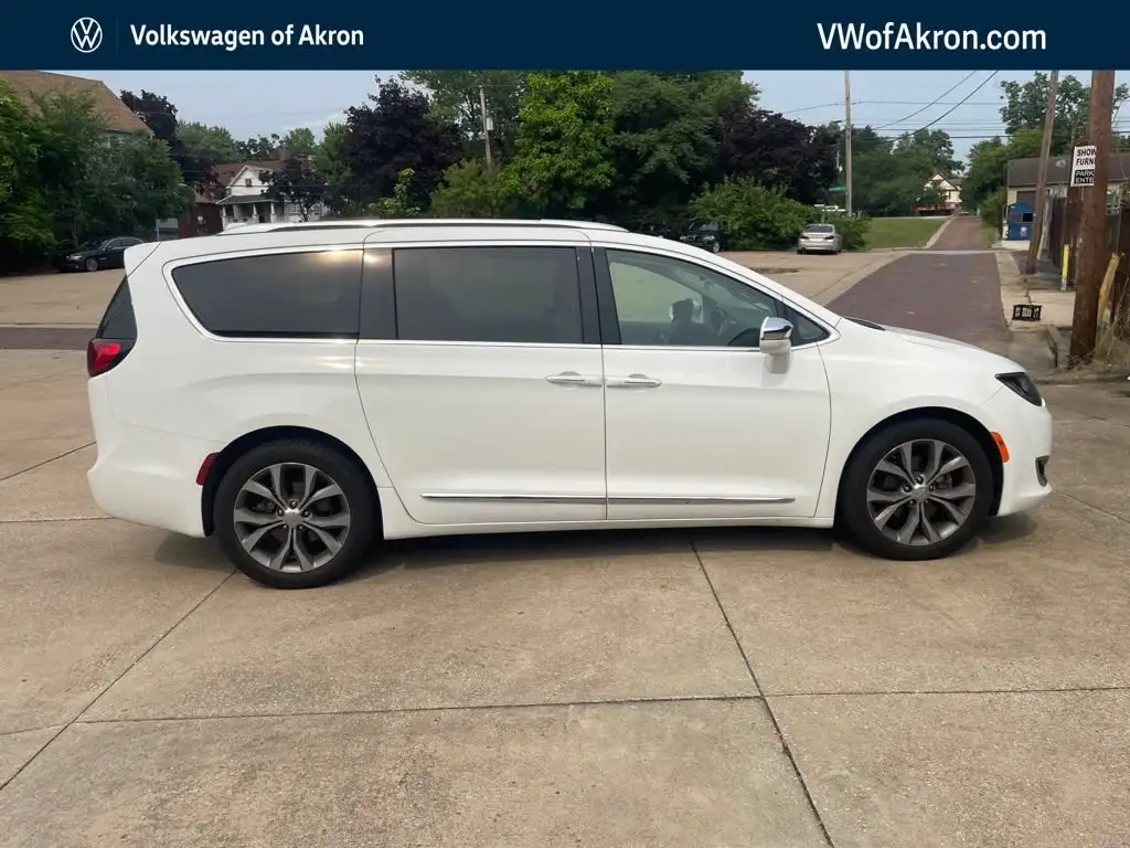 2019 Chrysler Pacifica Limited's photo