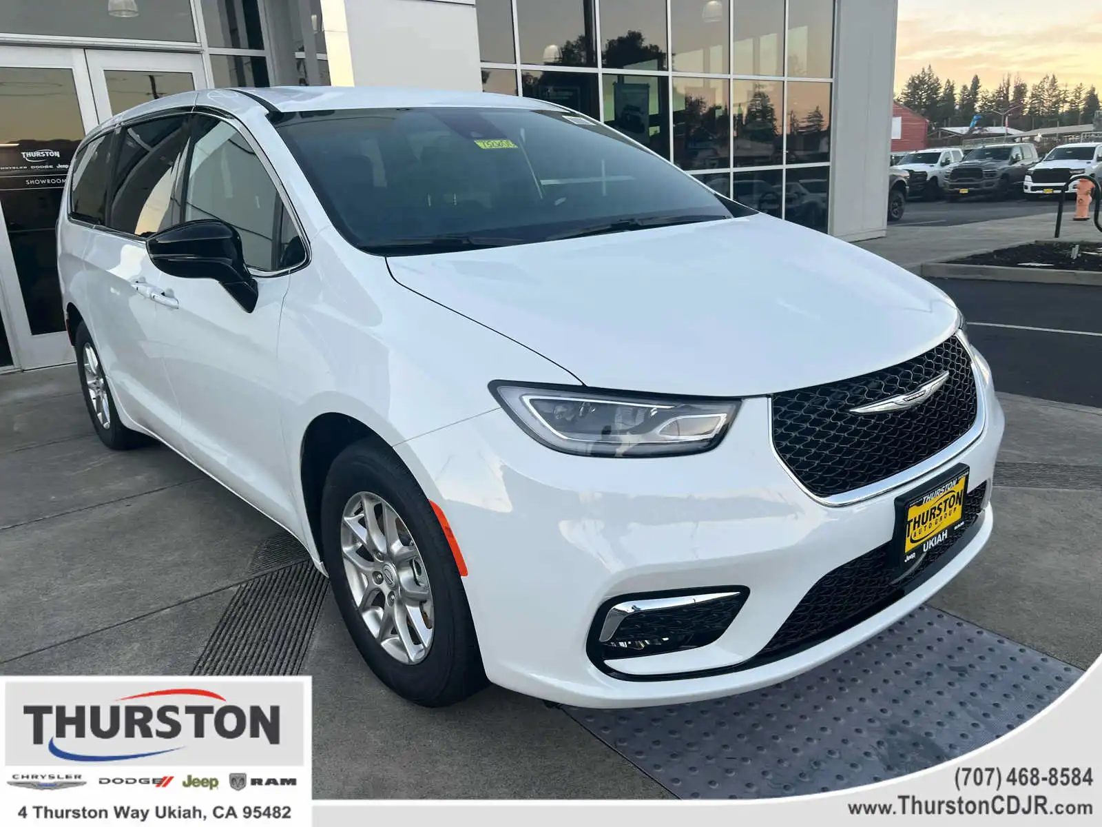 2026 Chrysler Pacifica Select's photo