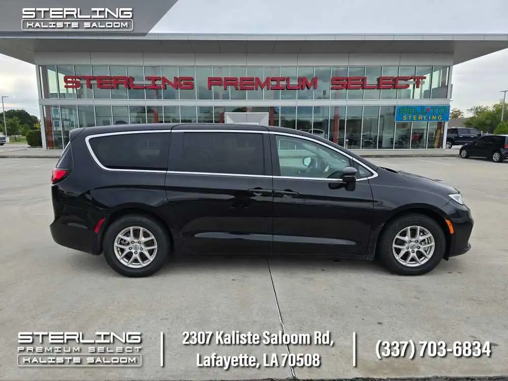2024 Chrysler Pacifica Touring L's photo