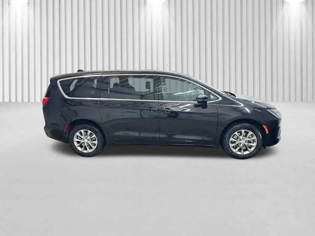 2027 Chrysler Pacifica Select AWD photo 3