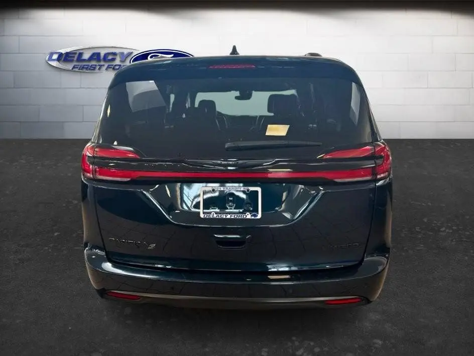2025 Chrysler Pacifica Limited photo 4