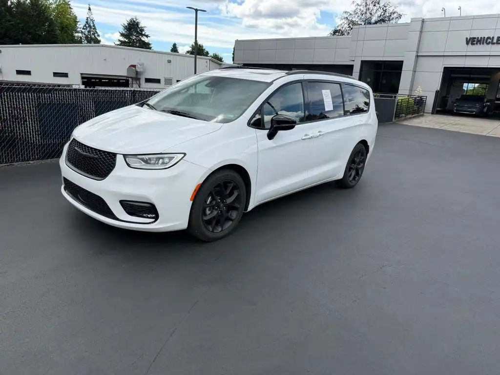 2025 Chrysler Pacifica Limited's photo