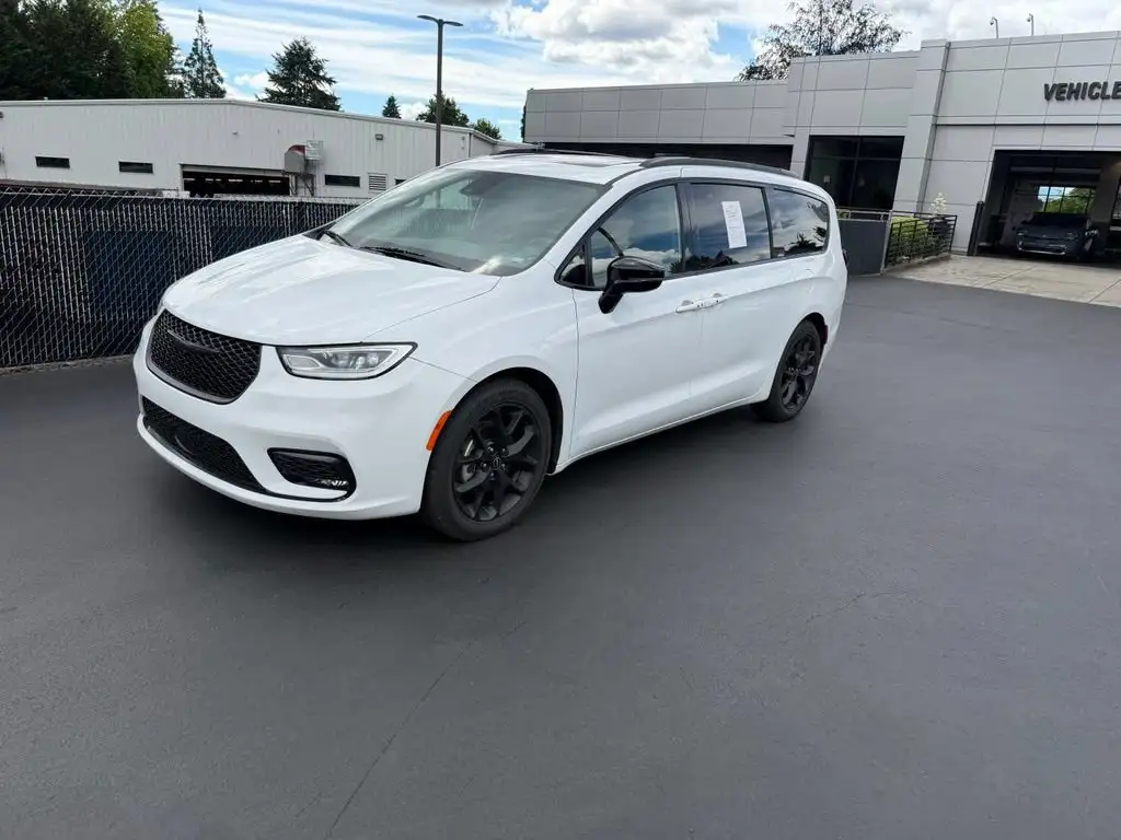 2025 Chrysler Pacifica Limited's photo
