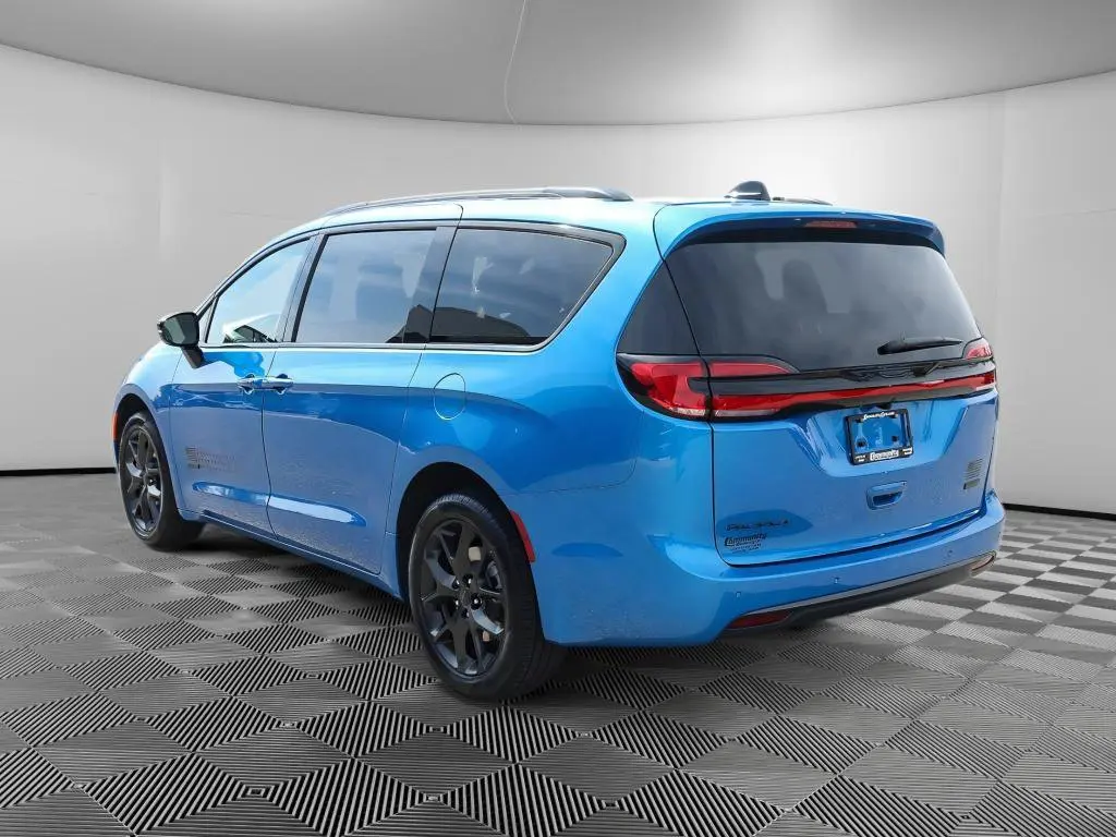 2027 Chrysler Pacifica Select AWD photo 5