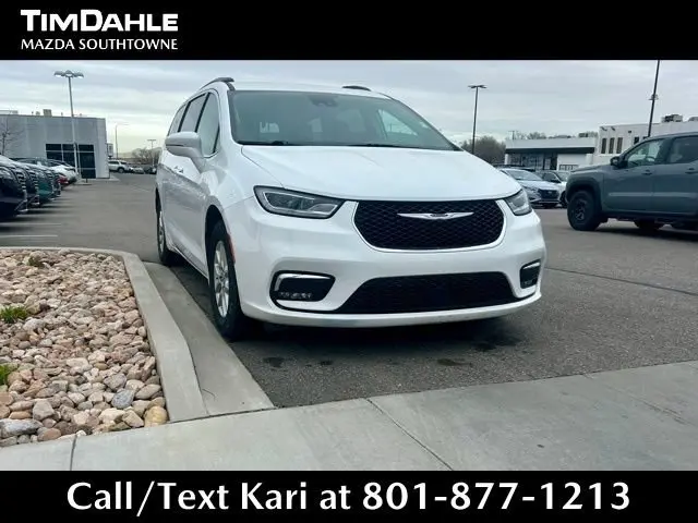 2022 Chrysler Pacifica Touring L photo 3