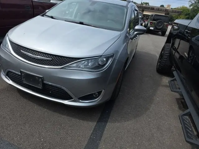 2017 Chrysler Pacifica Touring L photo 3