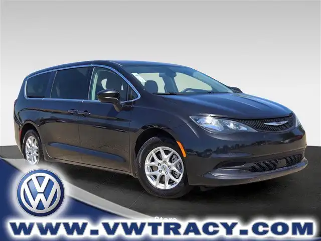 2022 Chrysler Voyager LX's photo