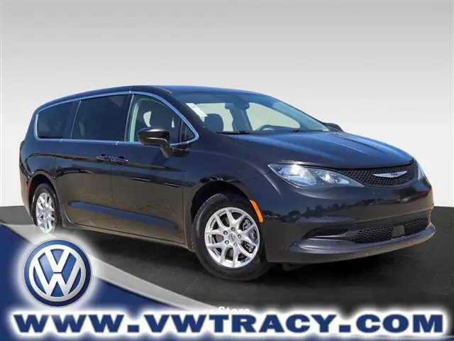 2022 Chrysler Voyager LX's photo