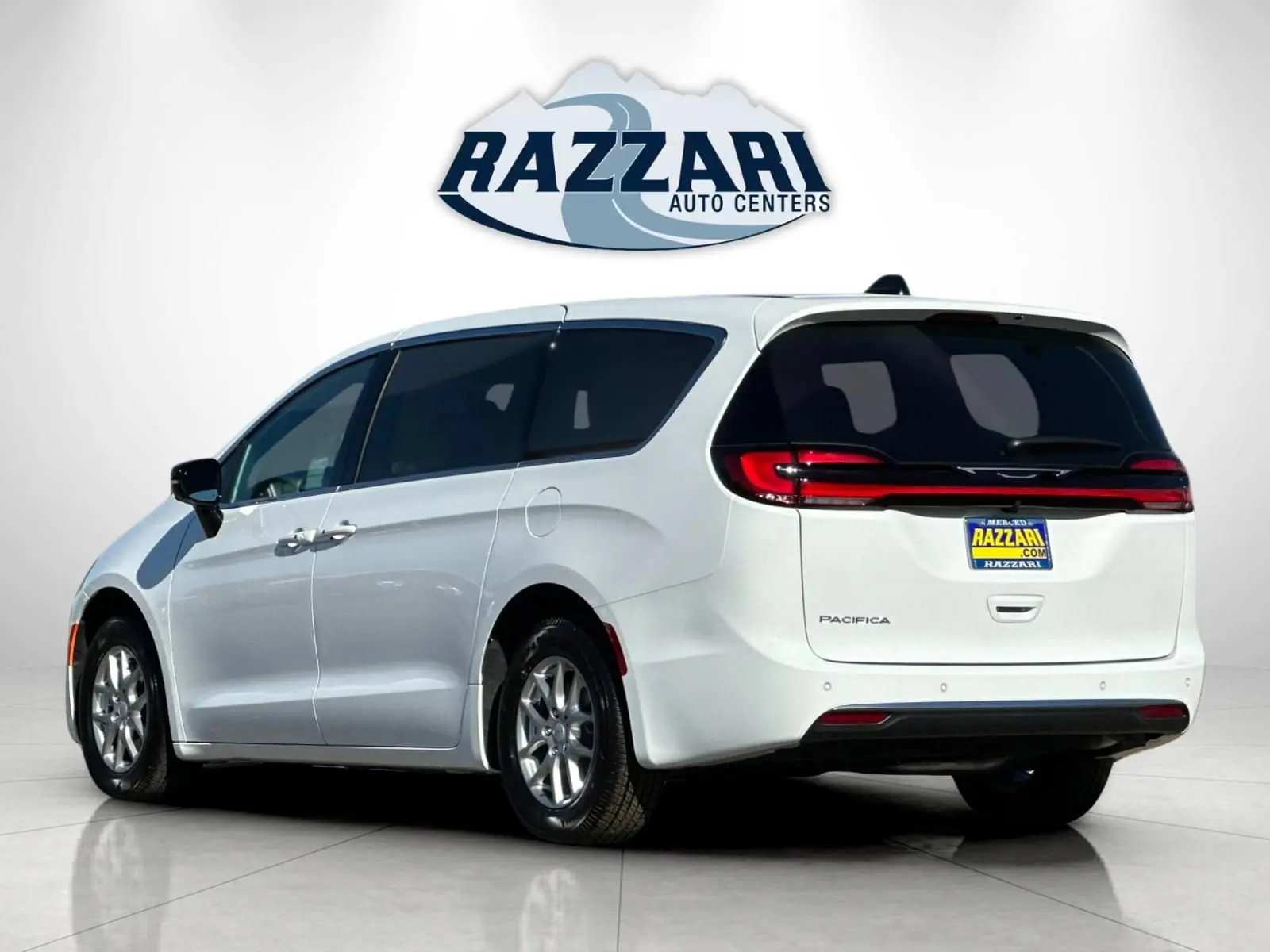 2027 Chrysler Pacifica Select photo 5