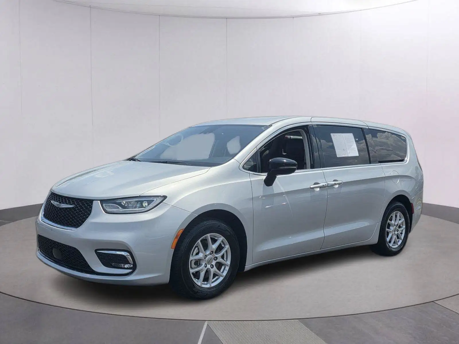 2024 Chrysler Pacifica Touring L's photo