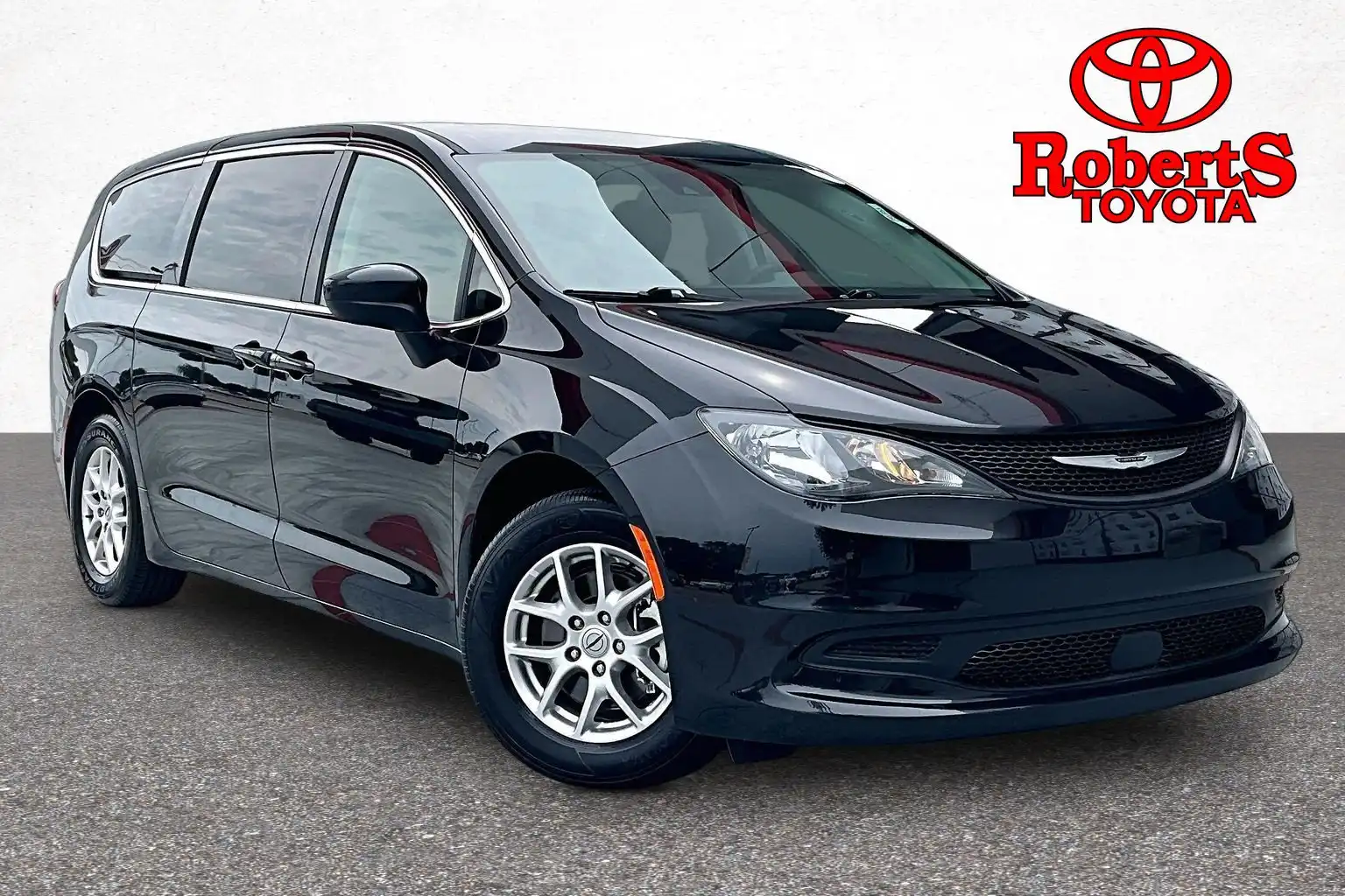 2023 Chrysler Voyager LX's photo