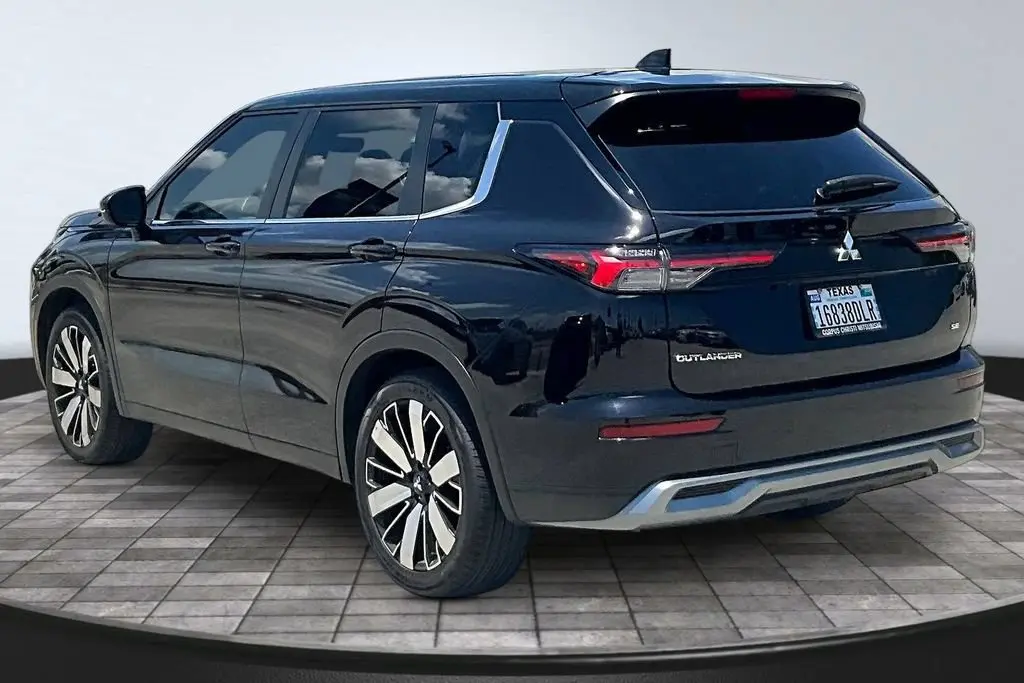 2025 Mitsubishi Outlander SE FWD photo 5