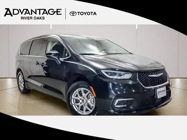 2023 Chrysler Pacifica Touring L's photo