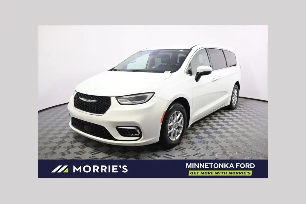 2023 Chrysler Pacifica Touring L's photo