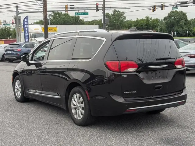2018 Chrysler Pacifica Touring L photo 3