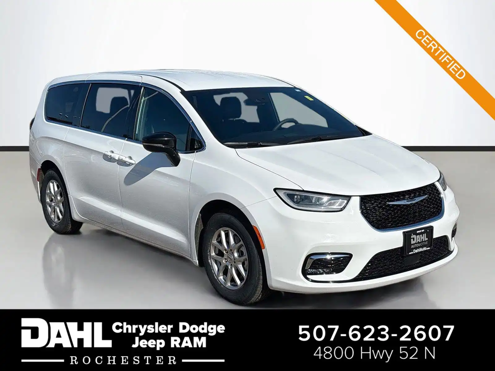 2025 Chrysler Pacifica Select's photo