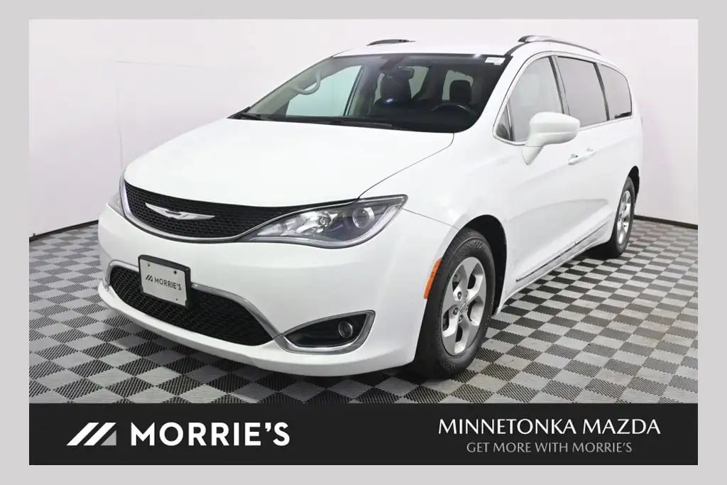 2017 Chrysler Pacifica Touring-L Plus's photo