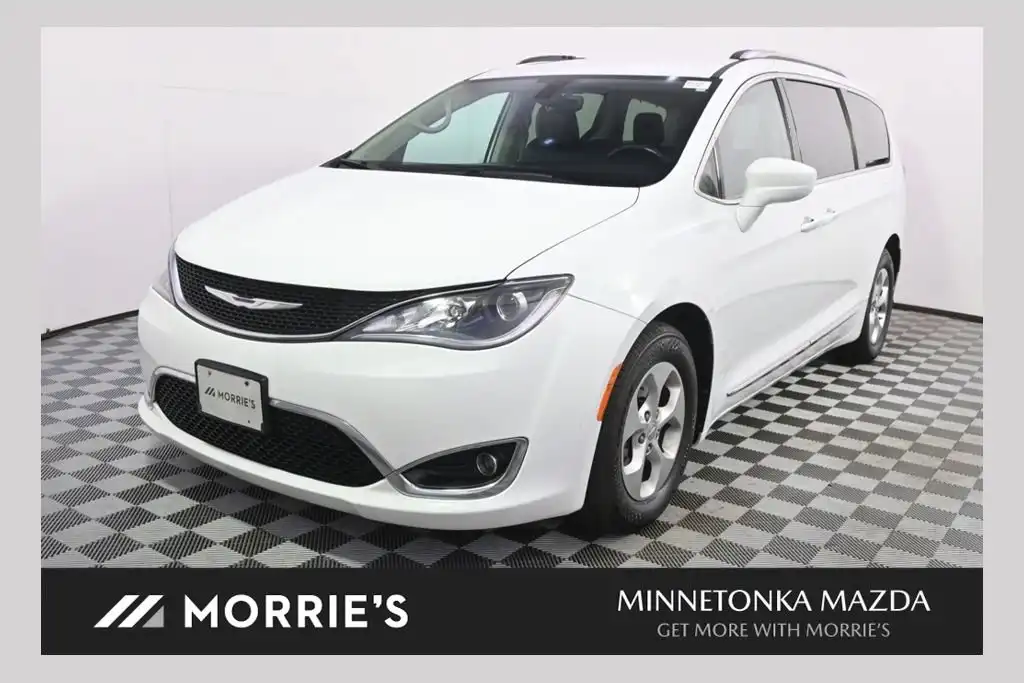 2017 Chrysler Pacifica Touring-L Plus's photo