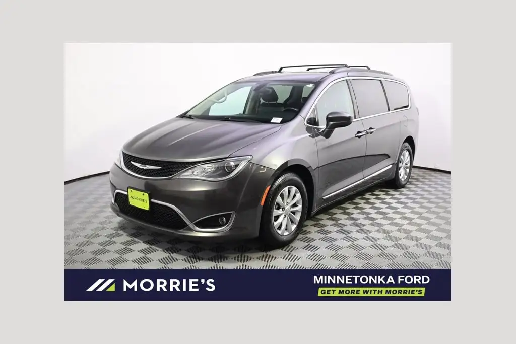 2017 Chrysler Pacifica Touring-L photo 1