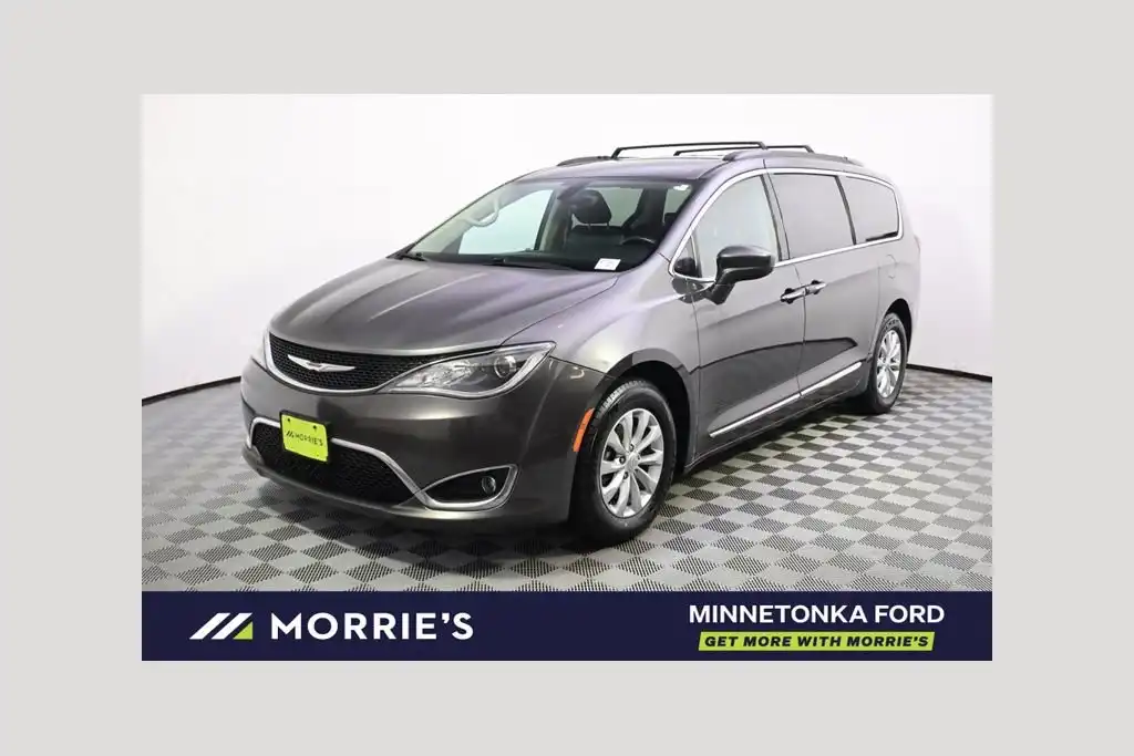 2017 Chrysler Pacifica Touring-L's photo