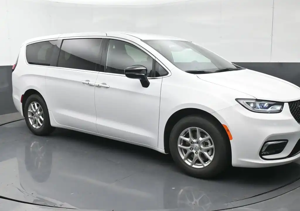 2026 Chrysler Pacifica Select's photo