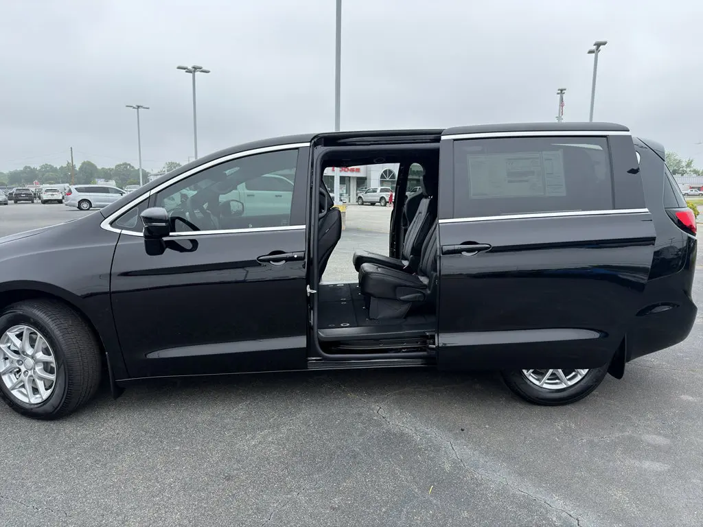 2027 Chrysler Pacifica Select photo 5