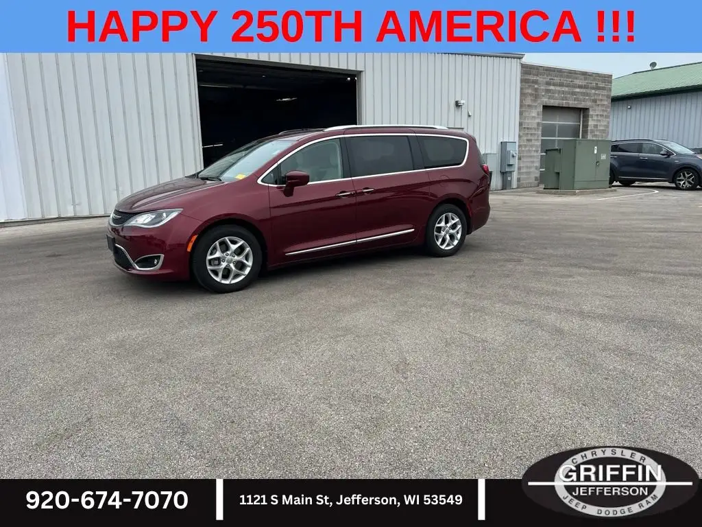 2017 Chrysler Pacifica Touring-L Plus photo 1