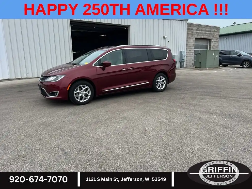 2017 Chrysler Pacifica Touring-L Plus's photo