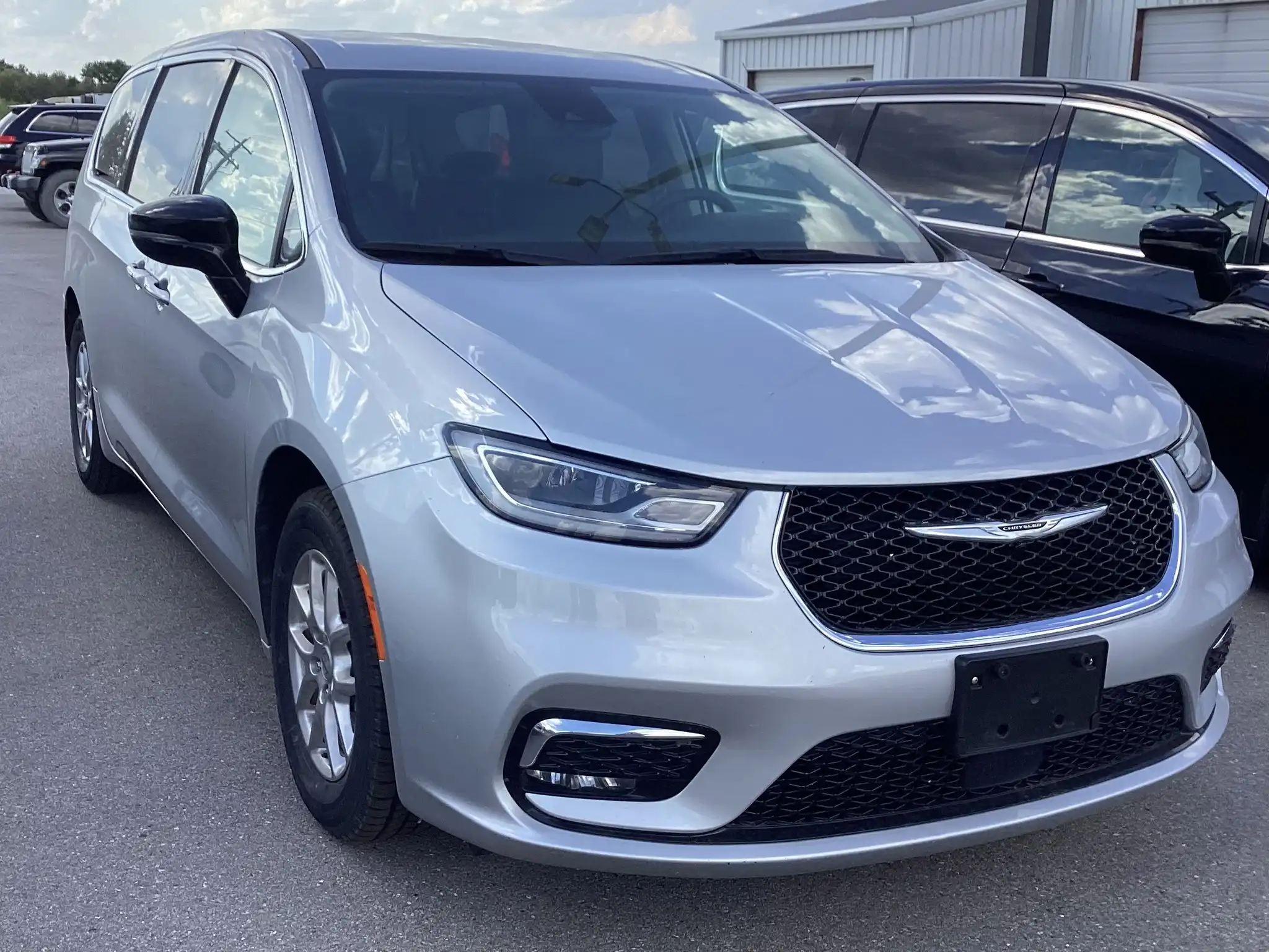 2023 Chrysler Pacifica Touring L's photo
