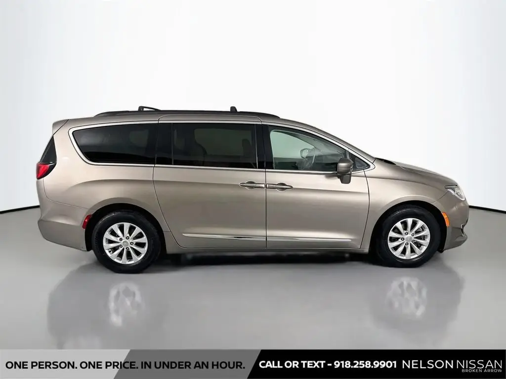 2017 Chrysler Pacifica Touring L photo 4